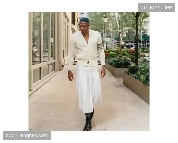 威少又穿那件亮片夹克去训练了？这哥们场下开销比三分出手还猛